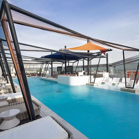 So/ Uptown Dubai Hotel Eksteriør billede The rooftop pool at the hotel