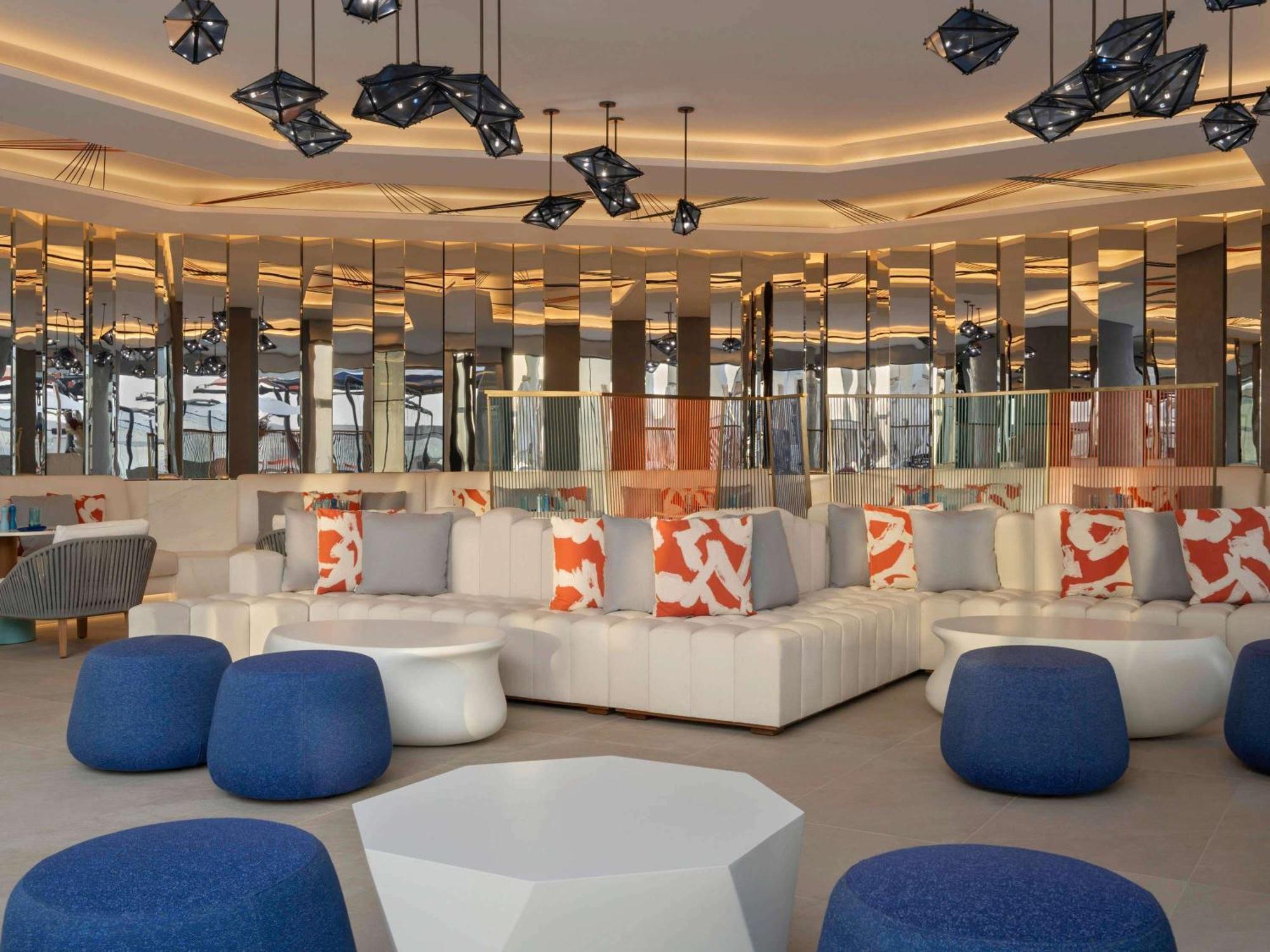 So/ Uptown Dubai Hotel Eksteriør billede The lounge at the airport