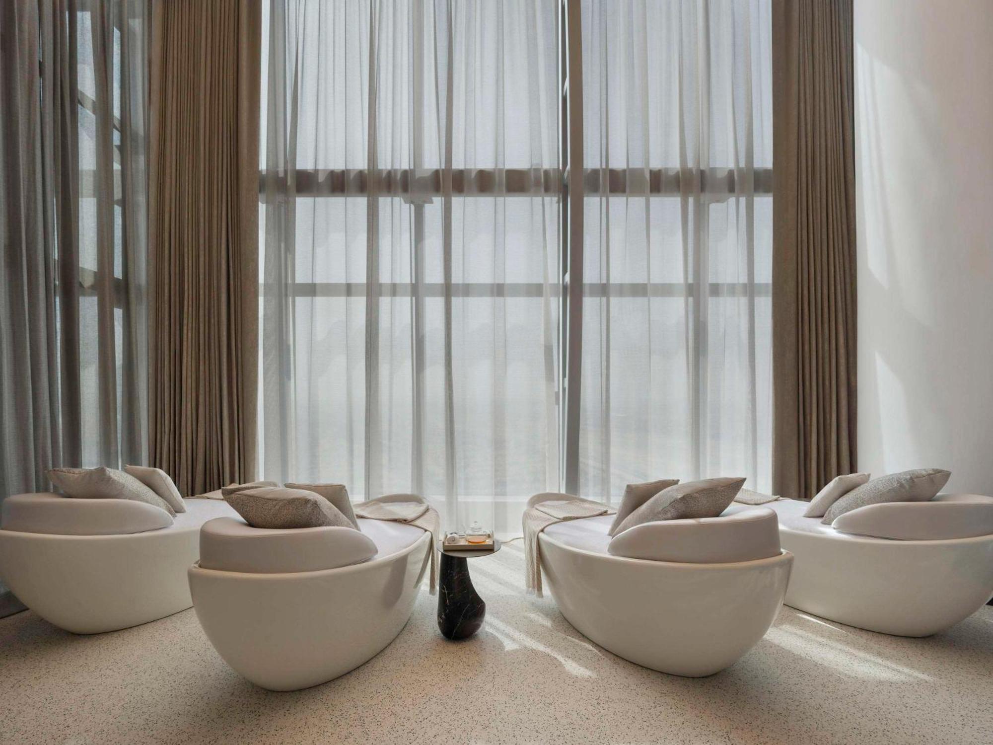 So/ Uptown Dubai Hotel Eksteriør billede The Spa at The Standard, East Village