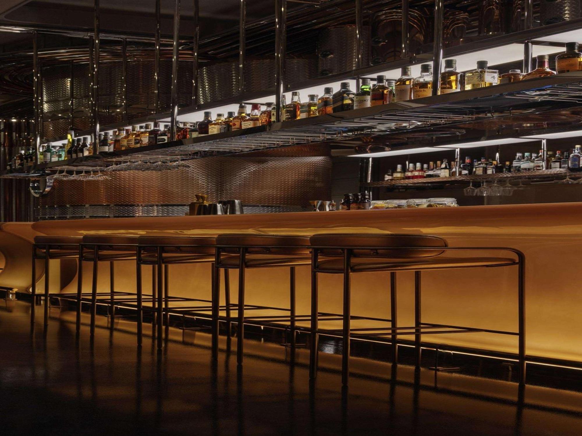 So/ Uptown Dubai Hotel Eksteriør billede The bar at the RITZ