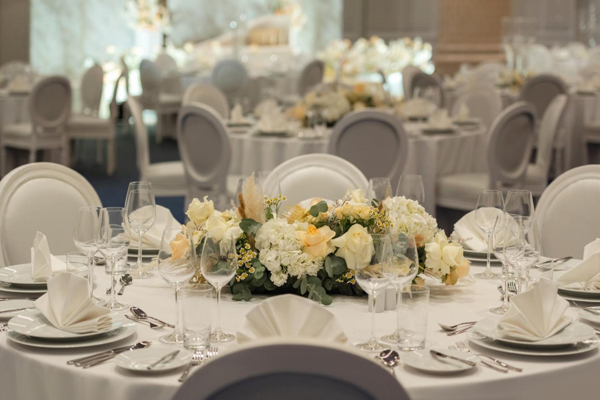 So/ Uptown Dubai Hotel Eksteriør billede A table set for a formal dinner