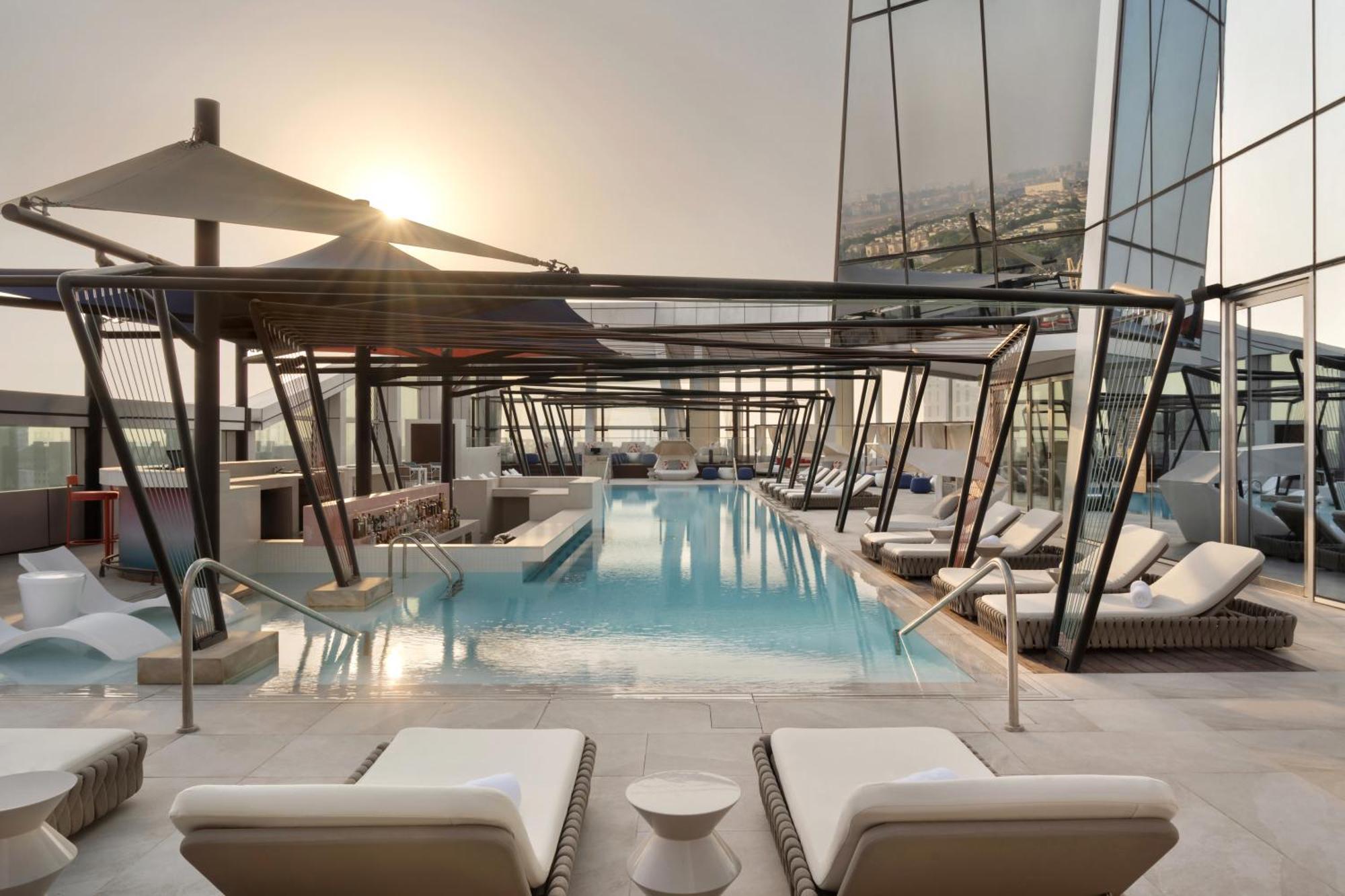 So/ Uptown Dubai Hotel Eksteriør billede The rooftop pool at the hotel