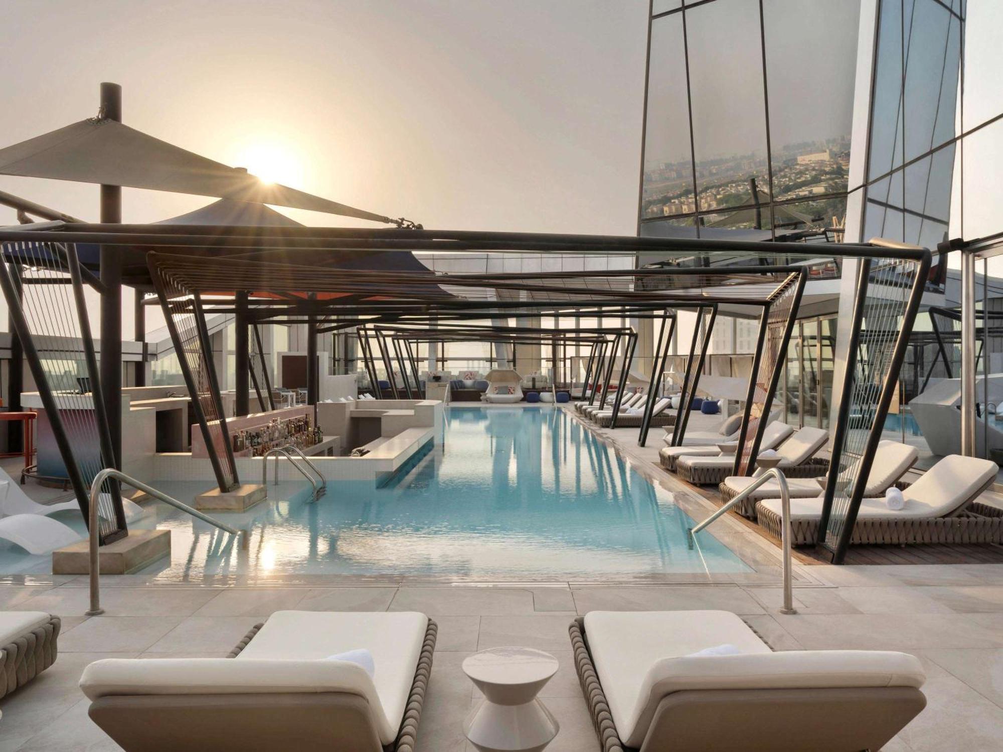 So/ Uptown Dubai Hotel Eksteriør billede The rooftop pool at the hotel