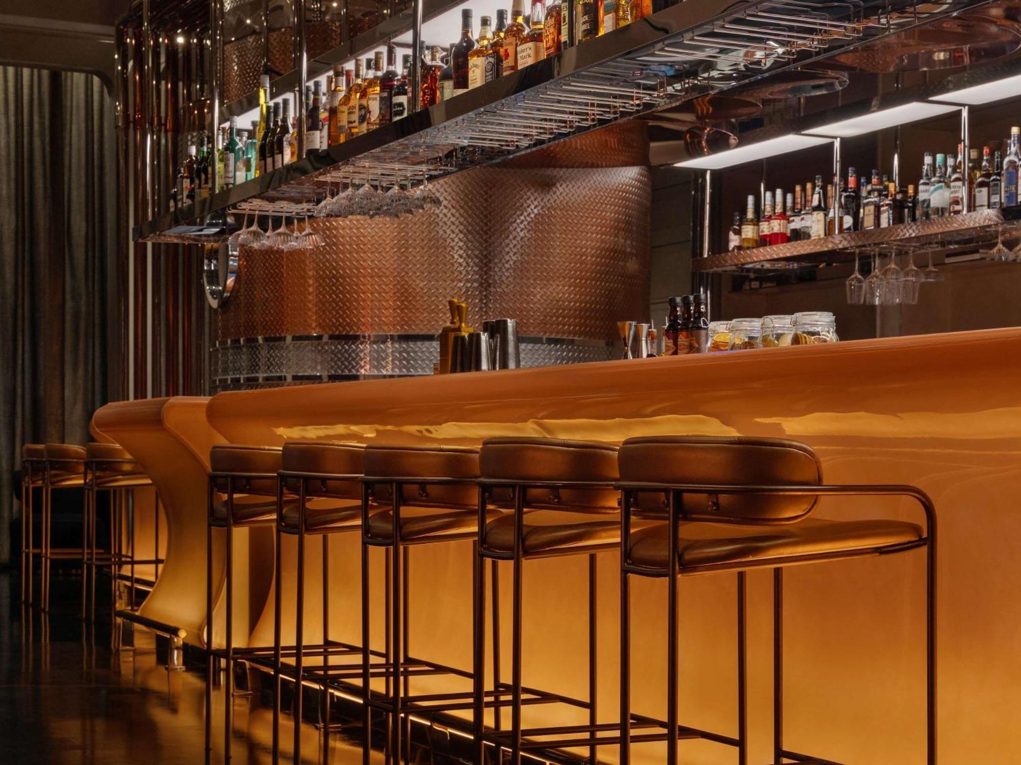 So/ Uptown Dubai Hotel Eksteriør billede The bar at the London Edition