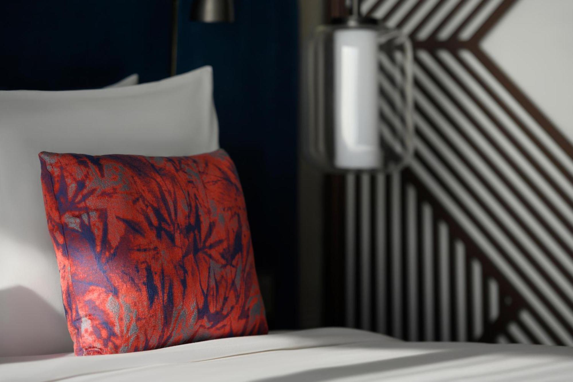 So/ Uptown Dubai Hotel Værelse billede A throw pillow